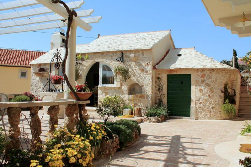 Apartments Nejasmic - Little House For Peaceful And Domestic Vacation Bol Exterior photo